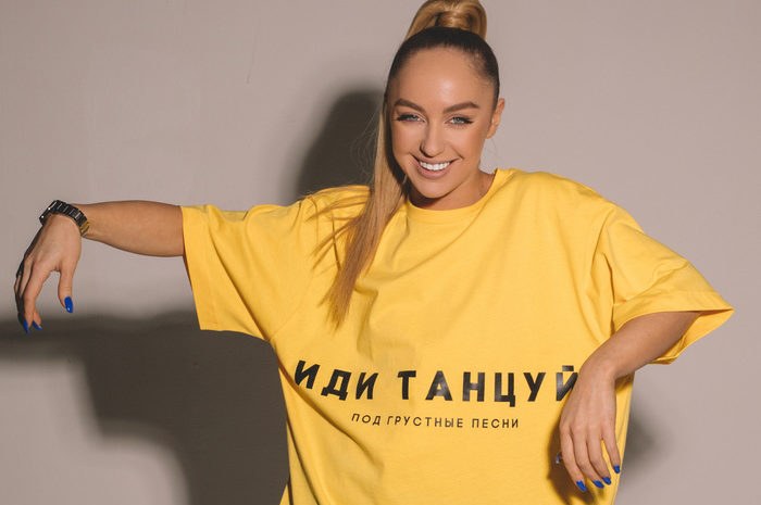 Мари Краймбрери в футболке из коллекции «Нас узнает весь мир»