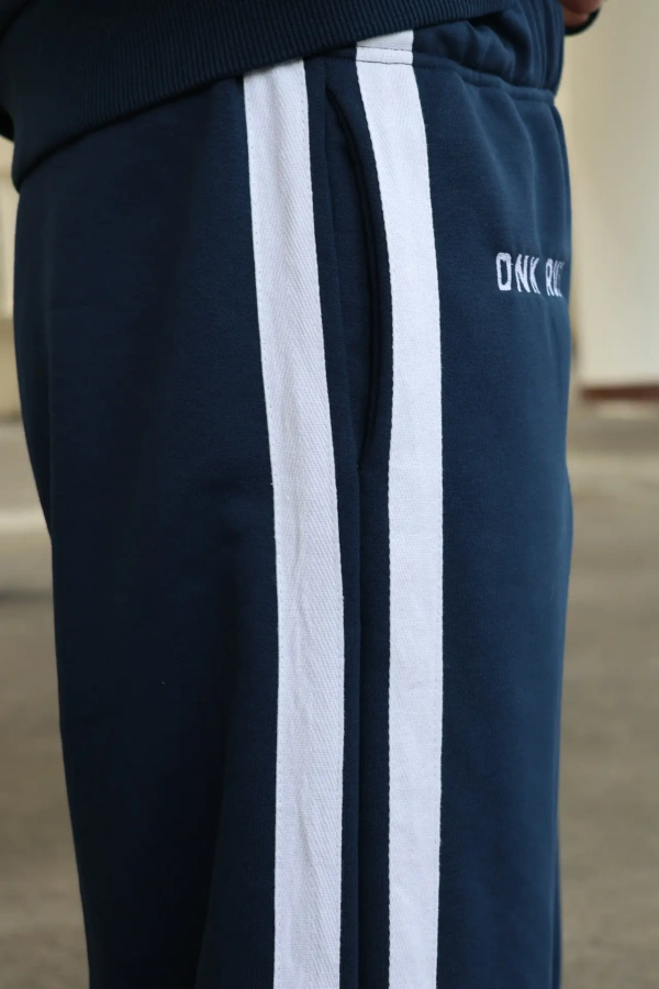 Костюм с лампасами