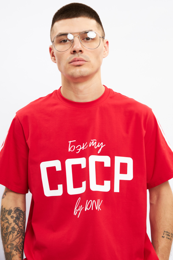 Футболка с принтом красная